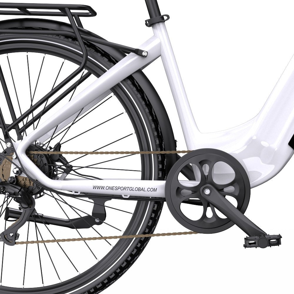Närbild av OneSport OT05 Pro elcykel med navväxel och vitt kedjeskydd