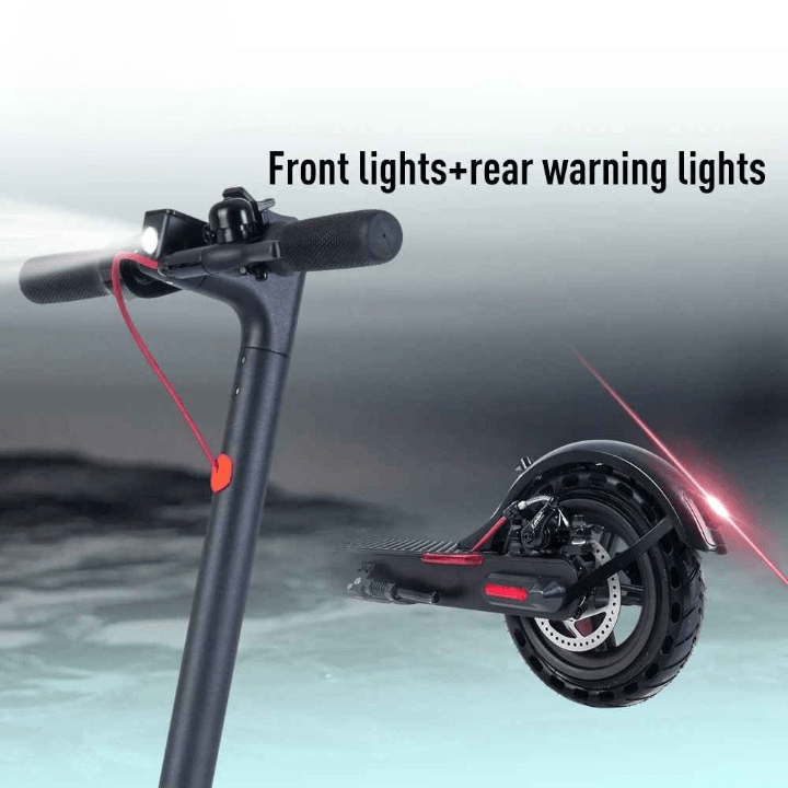 EcoDrift E9 Pro elscooter med aktiverad framlampa och röd bakre varningslampa, perfekt för säker körning i mörker och dåligt väder.