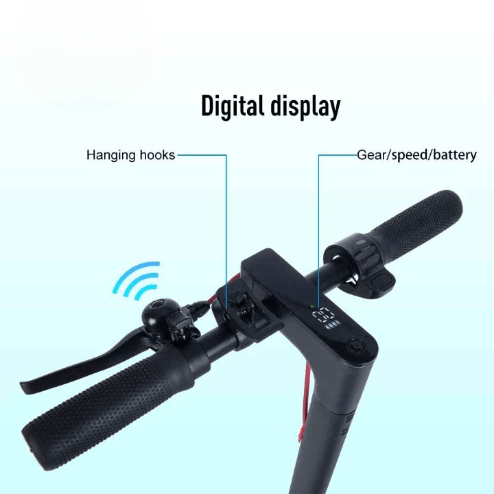 Närbild på EcoDrift E9 Pro:s styre med digital display som visar växel, hastighet och batterinivå. Bilden markerar även hängkrok och reglage.