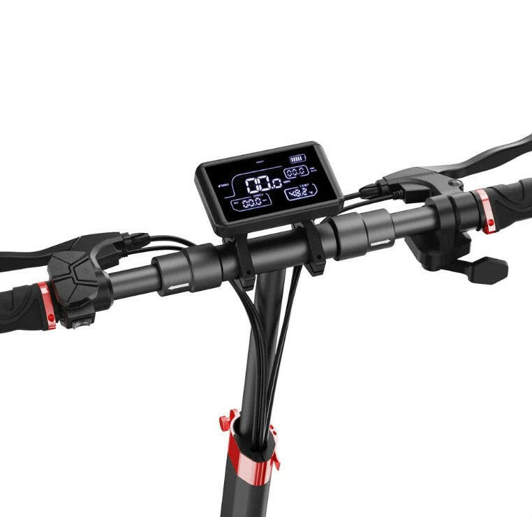 Närbild på LED-display på iScooter iX3 elscooter som visar hastighet, körläge och batterinivå