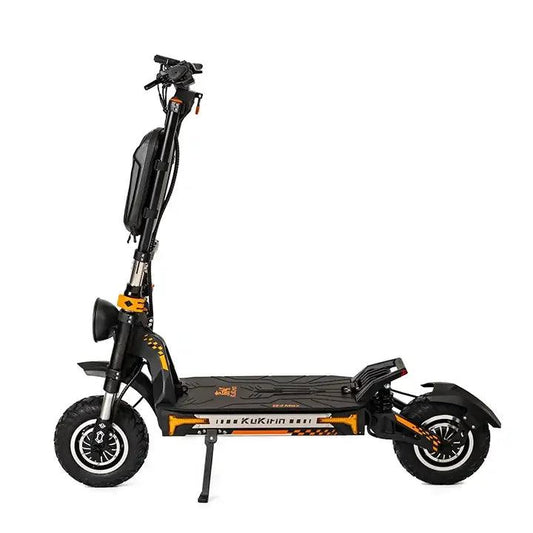 KuKirin G4 Max elscooter stående från sidan – kraftfull modell med dubbla 1600W-motorer, avtagbart batteri och 12-tums offroad-däck