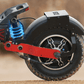 Närbild på bakhjulet på iScooter iX8 elsparkcykel med robust däck och skivbroms för säkrare körning.