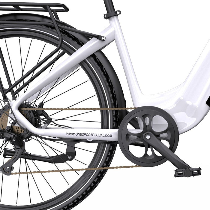 Närbild av OneSport OT05 Pro elcykel med navväxel och vitt kedjeskydd