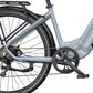 Nära vy av drivsystem och pedaler på OneSport OT05 Pro elcykel med kedjeskydd