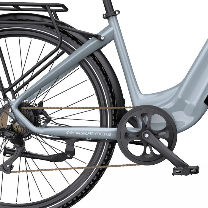 Nära vy av drivsystem och pedaler på OneSport OT05 Pro elcykel med kedjeskydd