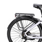 Bakre vy av pakethållare och sadel på vit OneSport OT05 Pro elcykel