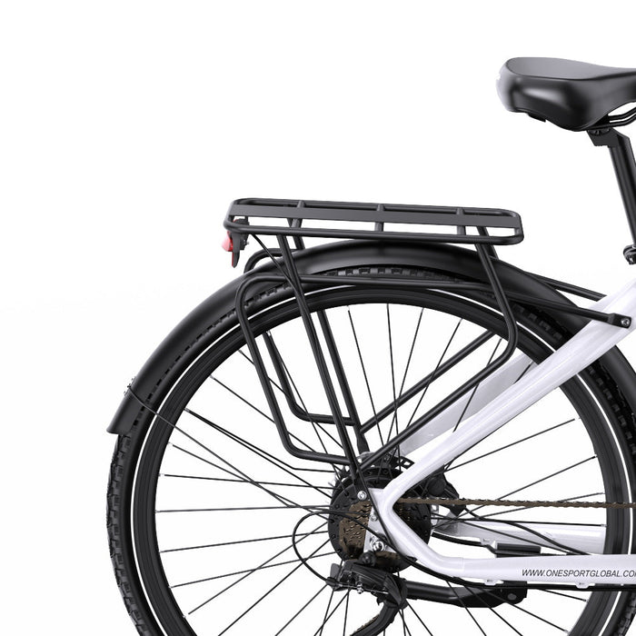 Bakre vy av pakethållare och sadel på vit OneSport OT05 Pro elcykel