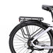 Bakre vy av pakethållare och sadel på vit OneSport OT05 Pro elcykel