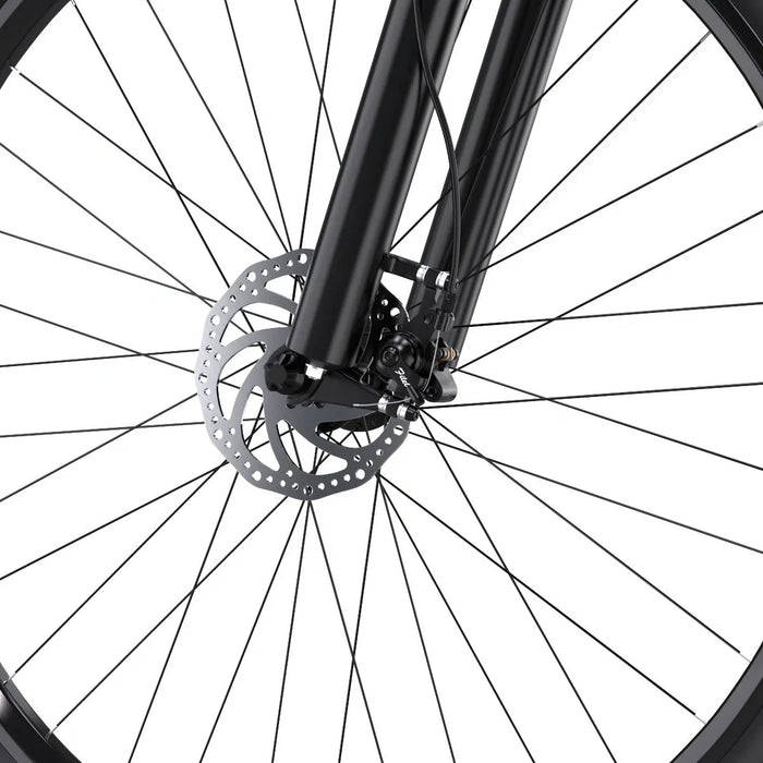 Närbild av framhjulet med skivbroms och fjädrad framgaffel på Duotts C29 Pro elcykel – säkerhet och komfort i fokus
