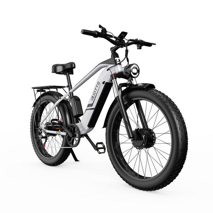 Två Duotts F26 Pro elcyklar, en vit och en svart, stående sida vid sida i jämförelsevy.