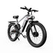 Två Duotts F26 Pro elcyklar, en vit och en svart, stående sida vid sida i jämförelsevy.