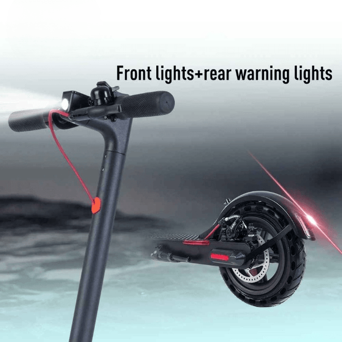 EcoDrift E9 Pro elscooter med aktiverad framlampa och röd bakre varningslampa, perfekt för säker körning i mörker och dåligt väder.