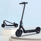 EcoDrift E9 Pro elscooter visad i två positioner – en hopfälld och en utvikt – båda på podium, i svart med röda detaljer. Perfekt för stadskörning och enkel att bära.