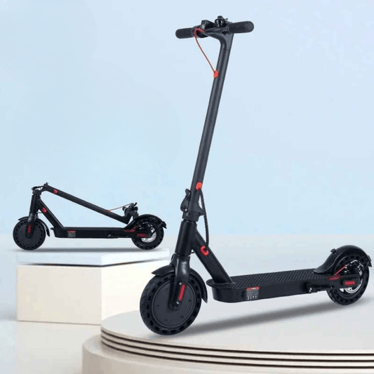 EcoDrift E9 Pro elscooter visad i två positioner – en hopfälld och en utvikt – båda på podium, i svart med röda detaljer. Perfekt för stadskörning och enkel att bära.
