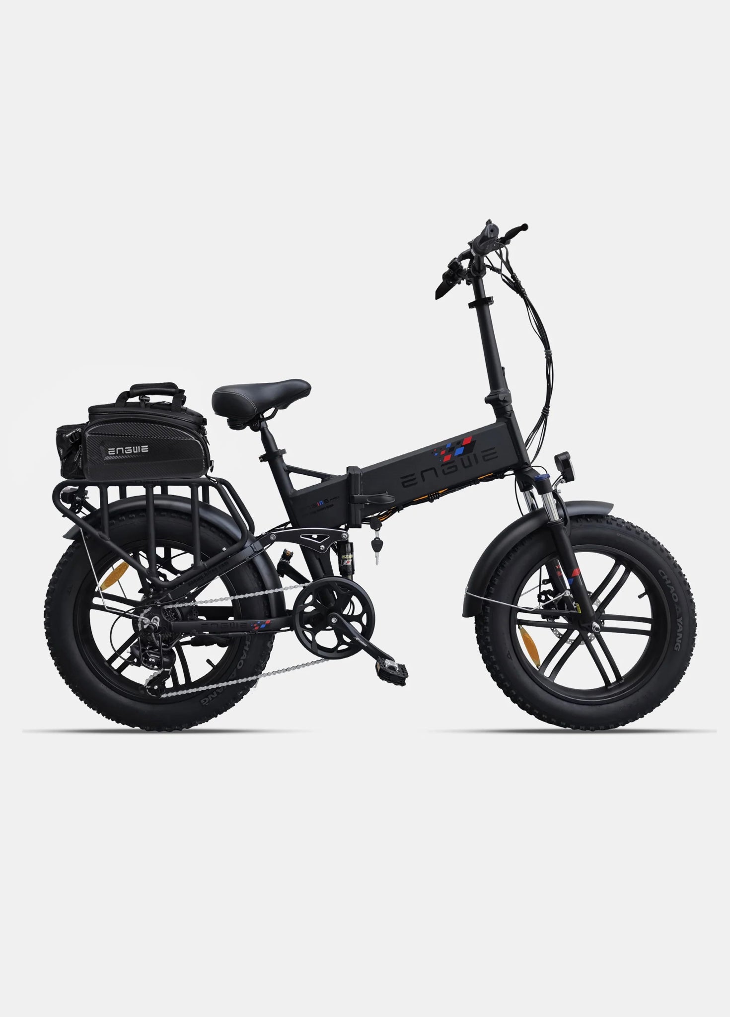 Svart Engwe Engine X hopfällbar elcykel – fatbike med breda däck, stark motor och praktisk packväska för stad och terräng