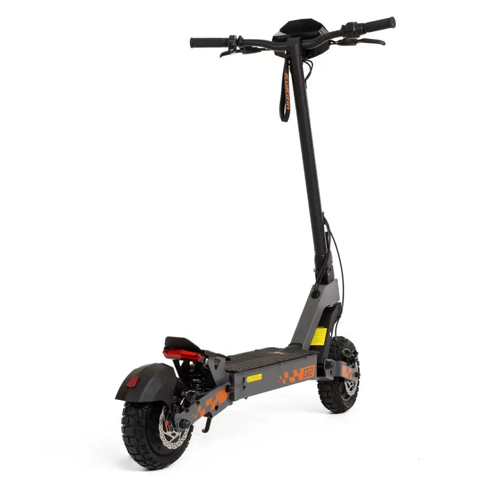 KuKirin G2 elektrisk sparkesykkel sett bakfra, med kraftige offroad-dekk, dobbel fjæring og solid konstruksjon for stabil kjøring