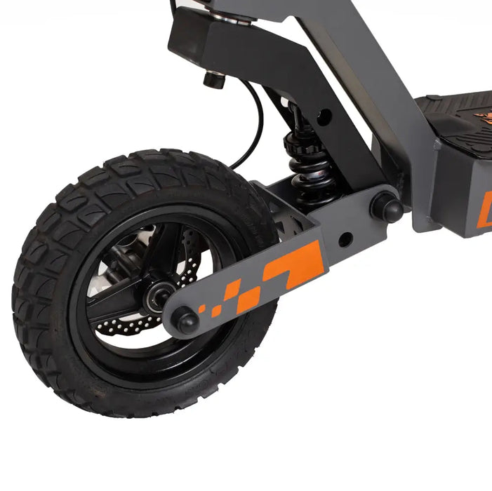 Nærbilde av bakdekket og fjæringen på KuKirin G2 elektrisk sparkesykkel, med grove offroad-dekk og støtdemper for komfortabel kjøring.