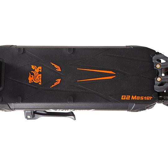 Fotplatta på KuKirin G2 Master elskoter med halkskydd och orange design