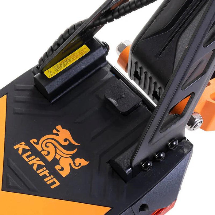 KuKirin G2 Max elscooter – närbild på deck med logotyp och vattentät laddningsport vid fotplattan.
