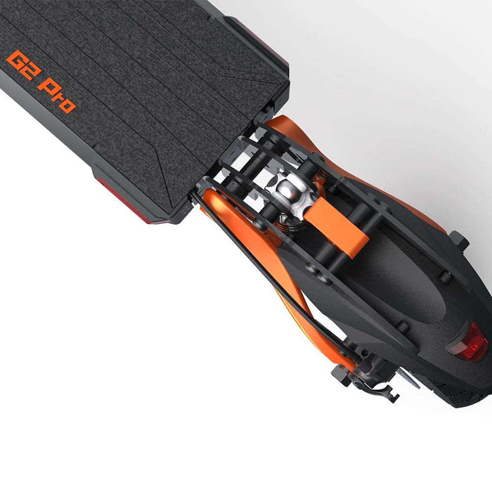 Närbild på bakre upphängningen av elscootern Kukirin G2 Pro – stark konstruktion med stötdämpare och robust bakljus för säker körning.

