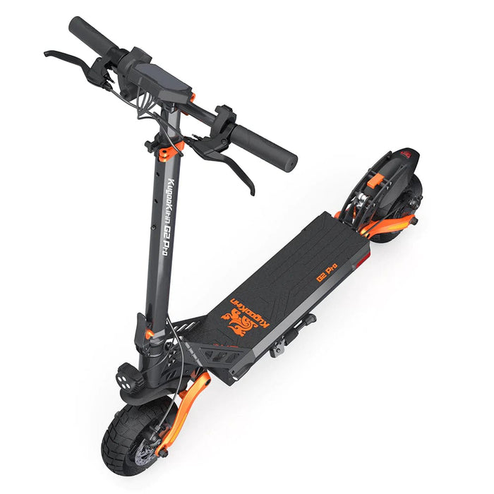 Överblicksbild av Kukirin G2 Pro elscooter – tydlig logotyp på den halksäkra fotplattan och synlig bakre fjädring för stabil körning.
