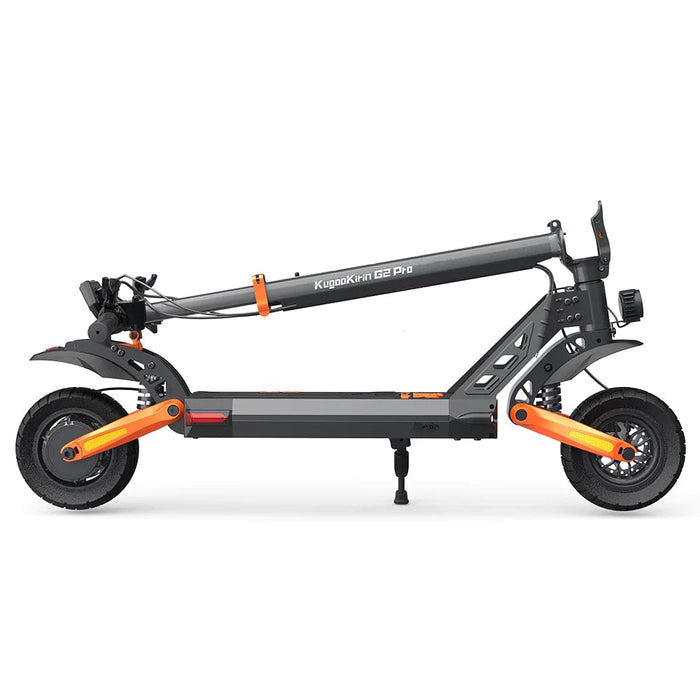 Kukirin G2 Pro elscooter hopfälld från sidan – enkel att transportera och förvara med kompakt design och robusta däck.

