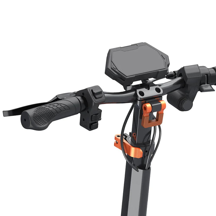 Närbild på styret för Kukirin G2 Pro elscooter – tydlig LCD-display, gasreglage och bekvämt grepp. Perfekt kontroll vid varje körning.
