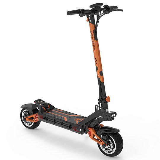 KuKirin G3 Pro elscooter sedd snett framifrån med orange detaljer och LCD-display