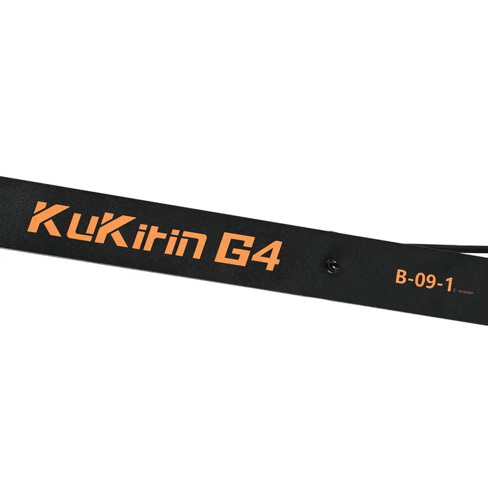 KuKirin G4 elektrisk sparkesykkel – nærbilde av logo og styrestang med modellnummer