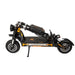 Hopfälld KuKirin G4 Max elscooter – robust konstruktion med dubbla 1600W-motorer, avtagbart batteri och 12-tums offroad-däck