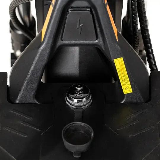 Närbild på KuKirin G4 Max – visar nyckellås och laddningsport med elsymbol under styret