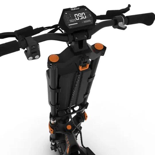 Styre och display på KuKirin G4 Max elscooter – visar hastighet och batterinivå, med dubbla laddportar och robust batterihållare