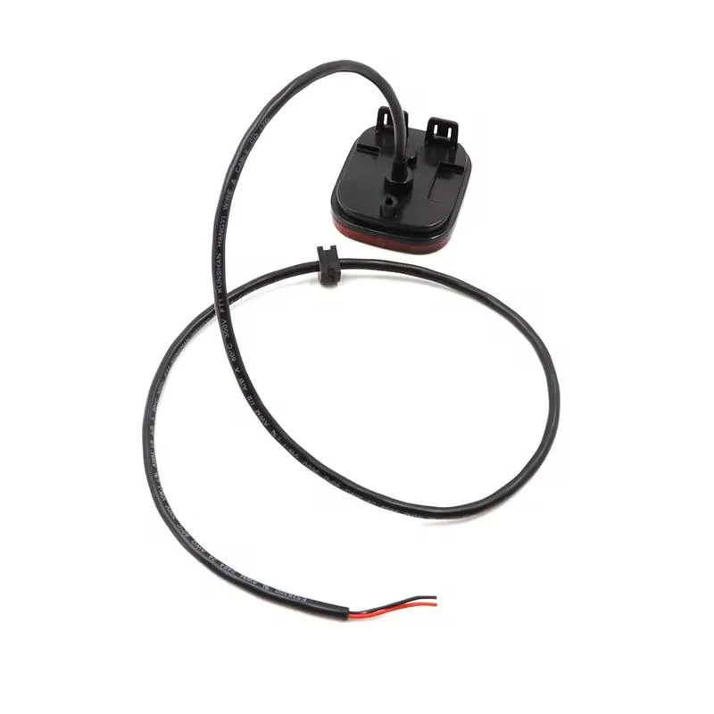 Röd baklampa med kabel till Ninebot elsparkcykel – produktbild 4