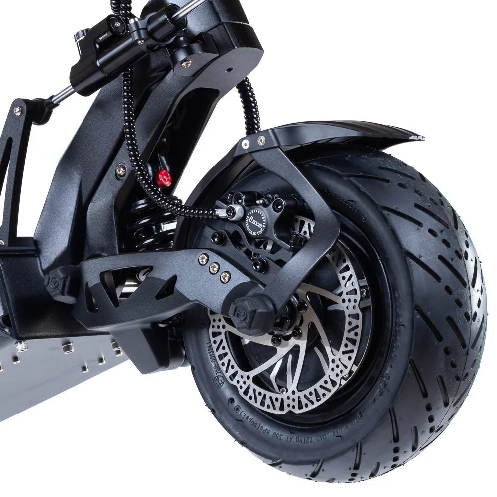 Närbild på bakdäcket med bromsskiva och stötdämpare på Teverun Fighter Supreme elscooter