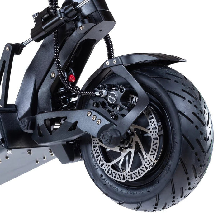 Närbild på bakdäcket med bromsskiva och stötdämpare på Teverun Fighter Supreme elscooter
