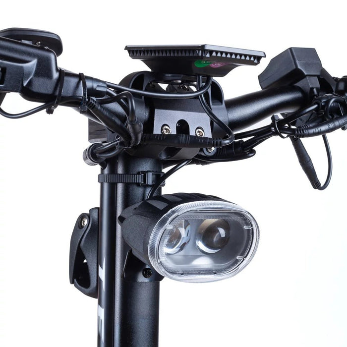 Närbild på Teverun Fighter Supreme elscooter med kraftfull LED-strålkastare och avancerad kabeldragning vid styret