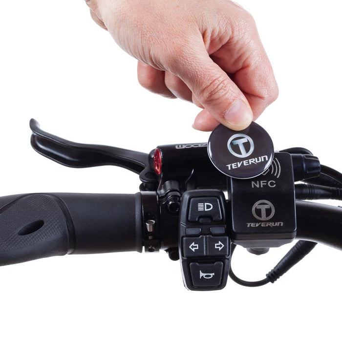 NFC-startsystem för Teverun Fighter Supreme elscooter med medföljande nyckelbricka i närbild