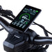 Närbild på Teverun Fighter Supreme elscooter med 3,5-tums TFT-display som visar hastighet, batterinivå och körläge
