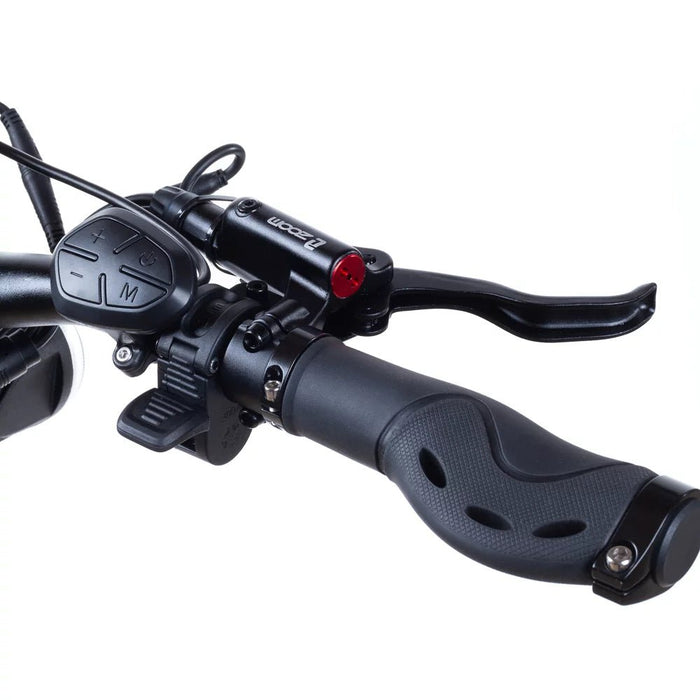 Vänster styre på Teverun Fighter Supreme elscooter med kontrollpanel och bromshandtag i närbild